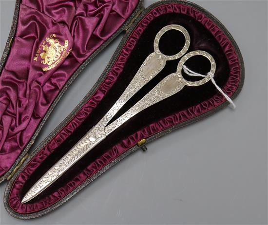 A cased pair of Victorian engraved silver scissors, Wakely & Wheeler, London, 1884, 16.8cm.